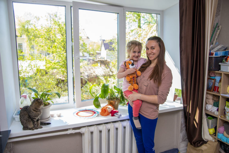 Сирота и ее дочка теперь живут в отремонтированной квартире