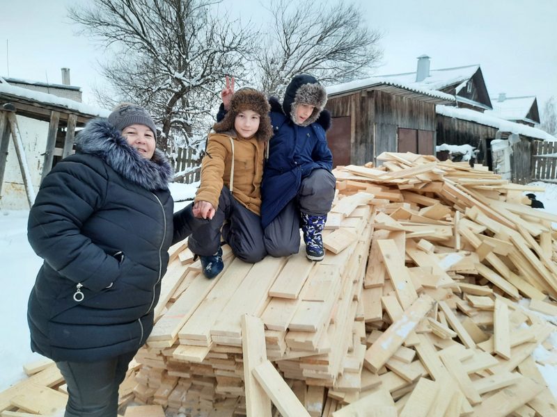 Семье помогли запастись дровами
