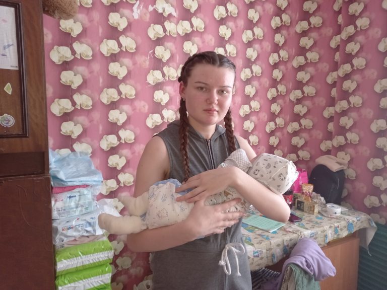 "Теперь моего сыночка не заберут": юная мама благодарна "Константе" за помощь