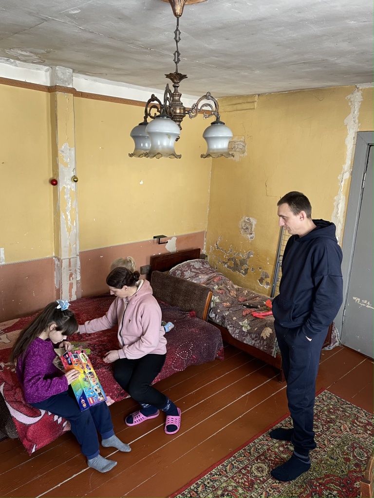 Семья беженцев спаслась от взрывов, но замерзает в Тверской области